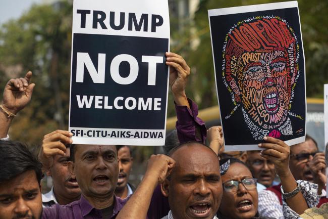 Картинки по запросу "Delhi rocked by deadly protests during Donald Trump's India visit"