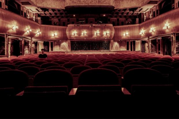 Surrey Comet: Rows of empty red theatre seats. Credit: Canva